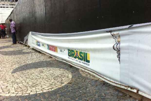 Painel e destrudo na Matriz de Santo Antonio, no Centro do Recife.Foto: Jailson da Paz/DP/D.A Press 