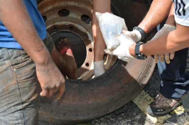 Um co farejador apontou a presena de drogas nos quatro pneus traseiros do caminho. Foto: PF/ Divulgao