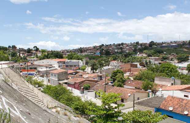 Localizado numa regio de morros e ladeiras, bairro do Ibura possua em 2010, de acordo com o censo do IBGE, 50.617 habitantes e o menor IDH da capital pernambucana. (Foto: Rodrigo Silva/ Esp. DP/ D.A.Press)