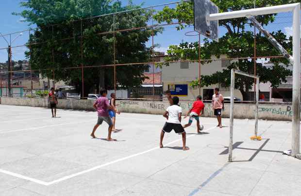 Apesar do abandono na manuteno da quadra, garotos aproveitam as horas de lazer com as peladas: "Os amigos esto todos aqui, no  totalmente ruim", diz Gabriel Kayk, 13 anos.  (Foto: Rodrigo Silva/ Esp. DP/ D.A.Press)