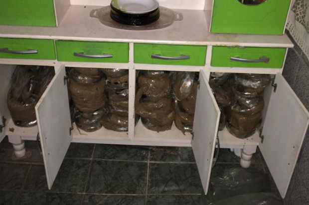 Droga era armazenada em tabletes no armrio da cozinha. Foto: Polcia Civil/ Divulgao