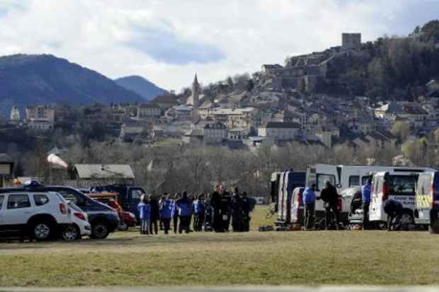 Policiais e investigadores no local do acidente.
 (Jean-pierre Clatot/AFP
)