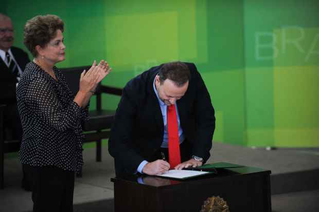 A presidente da Repblica, Dilma Rousseff e o novo ministro da Comunicao, Edinho Silva, em cerimnia de posse nesta tera-feira (31). (Jos Cruz/ Agncia Brasil)