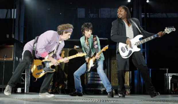 Os guitarristas da banda Rolling Stones, Keith Richards e Ron Wood, e baixista no Estdio Veldromo de Paris. Foto: AFP/Arquivos Gerard Julien 