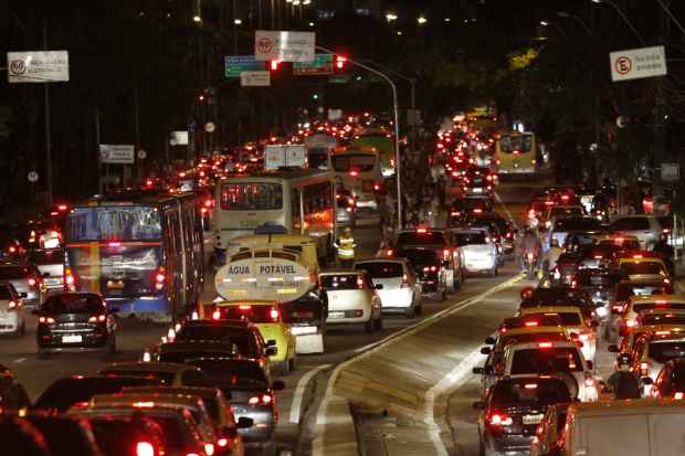 Engarrafamento na Avenida Agamenon Magalhes na noite desta tera-feira. Foto: Ricardo Fernandes/DP/D.A Press