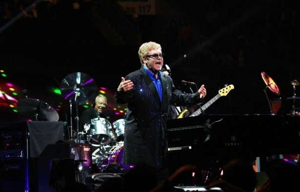 Elton John foi confirmado junto com a banda australiana Sheppard e a cantora sueca Robyn. Foto: Elton John/Facebook/Divulgao