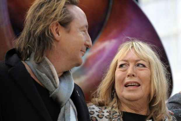 Julian Lennon e sua me Cynthia inauguram um monumento  paz europeia dedicado em memria de John Lennon em Liverpool. Foto: AFP/Arquivos Andrew Yates