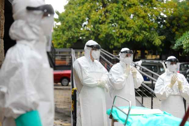 Governo brasileiro realizou simulaes colocando em prtica medidas adotadas pelo governo em resposta a um eventual caso suspeito de Ebola. Foto: Tnia Rgo/Agncia Brasil