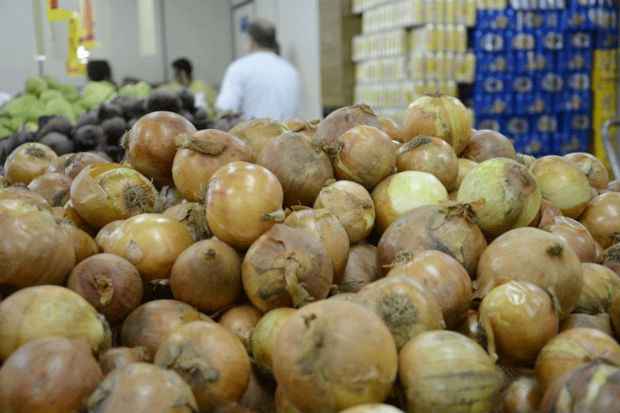 A cebola  uma dos legumes mais utilizados no tempero da cozinha brasileira. Foto: Andr Violatti/Esp CB/D.A.Press