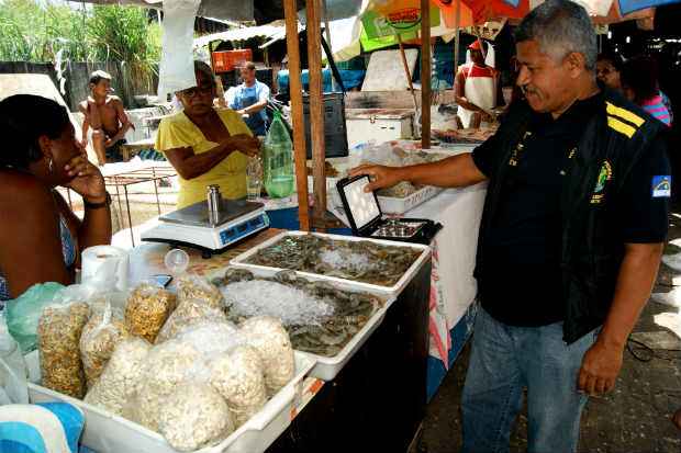 Fiscais do Ipen-PE visitaram ferias e comrcio em geral para inspecionar balanas e venda de produtos durante a Pscoa. Foto: Ipem-PE/Divulgao 