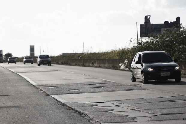 Rodovias em condies como as da BR 232 reforam a importncia de os motoristas tomarem os devidos cuidados antes de pegarem a estrada. Crdito: Blenda Souto Maior/DP/DA Press