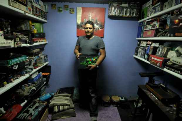 Antonny rene cerca de 100 consoles em um estdio montado em casa. Foto: Joao Velozo/Esp.D.P/DA Press.