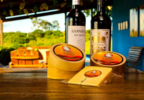 Campo da Serra oferece queijos e vinhos no grande espao do terrao da loja. Foto: Jamesson Jnior/ Divulgao