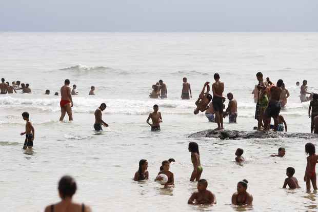 A praia do Pina, uma das mais movimentadas do litoral, tem trechos considerados imprprios para banho no feriado.          Crdito: Ricardo Fernandes/DP/DA Press