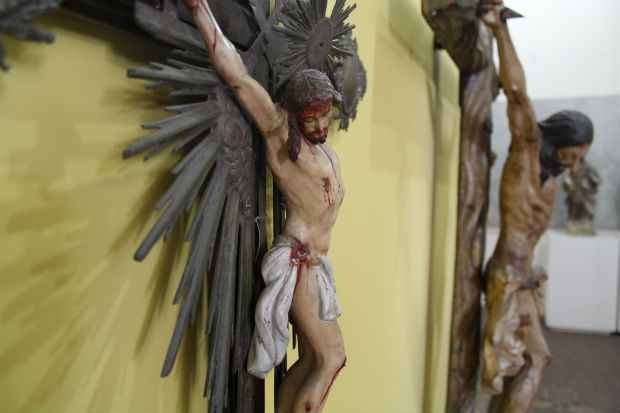 Cristos crucificados do sculo 18, no museu de arte sacra de pernambuco(MASPE). Foto: Rodrigo Silva/Esp.DP/D.A Press