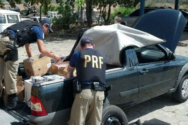 material, que de acordo com a polcia seria utilizado na produo de mdias piratas, era transportado em uma pick-up abordada durante uma fiscalizao na BR 232, em Caruaru, no Agreste de Pernambuco.Foto: PRF/ Divulgao
