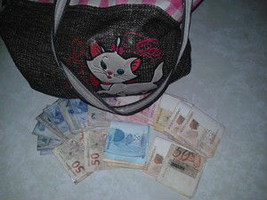 Dinheiro apreendido com suspeita de estelionato. Foto: Polcia Civil/ Divulgao