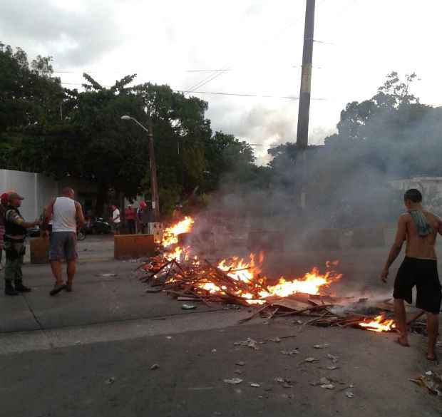 Moradores queimaram entulhos para interromper trnsito. Foto: Wilton Vitorino/WhatsApp/Cortesia