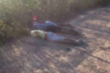 Os corpos dos adolescentes foram abandonados na estrada. FOTO: agresteviolente.com.br/Reproduo