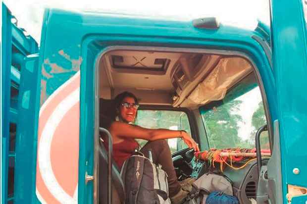 "Comecei pegando carona de dia em posto de gasolina, at ter segurana. Demorei muito para ir para estrada", conta Janana Rocha. Foto: Reproduo/ Internet