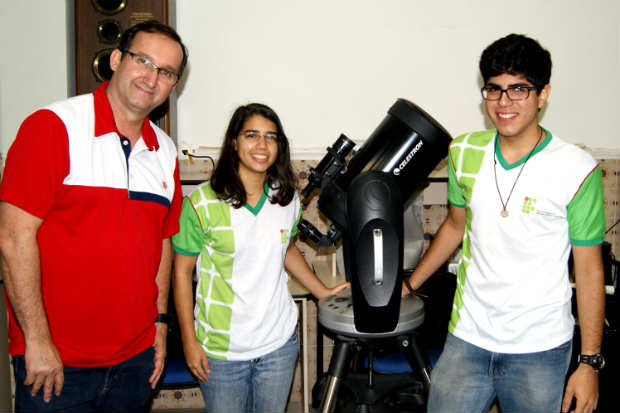 Com orientaes do professor Guilherme Pereira, Maria Ins e Matheus venceram competio nacional. Foto: IFPE/Divulgao (IFPE/Divulgao)