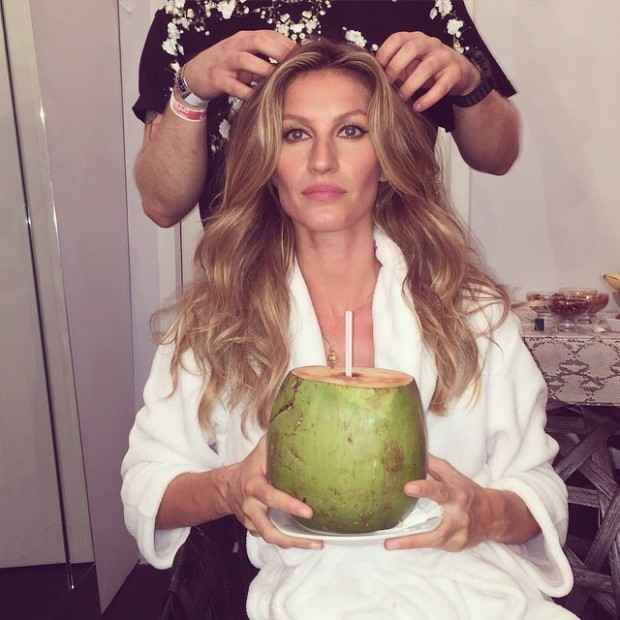 Gisele nos bastidores, se preparando para o desfile. Foto: Instagram/Reproduo