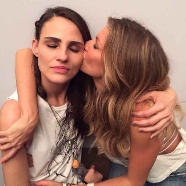 Fernanda e Gisele se abraaram nos bastidores ps-desfile. Foto: Instagram/Reproduo