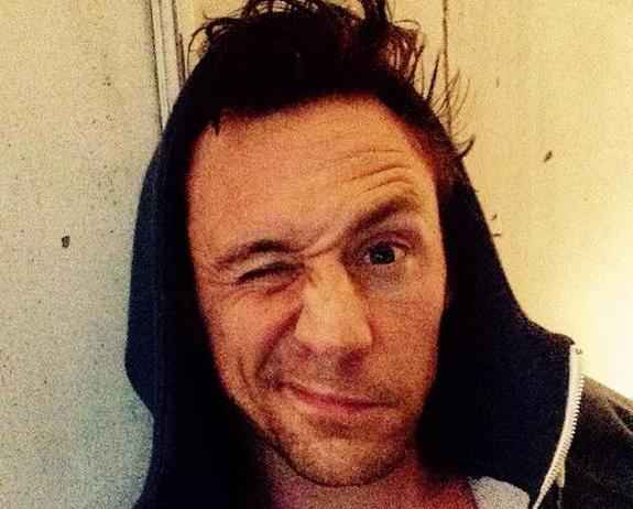 Tom Hiddleston pouco lembra o vilo Loki. Crdito: Twitter/Reproduo