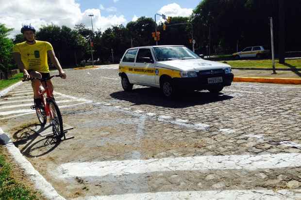 Motoristas precisam ficar a 1,5 metro de distância dos ciclistas. Foto: Paulo Maciel/Detran-PE/Divulgação Motoristas precisam ficar a 1,5 metro de distância dos ciclistas. Foto: Paulo Maciel/Detran-PE/Divulgação