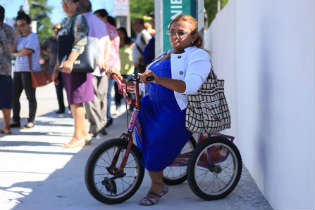 O triciclo  o companheiro de Nina em casa e tambm para deslocamento na rua. Foto: Isabelle Marinho/ Esp. DP/D.A Press 