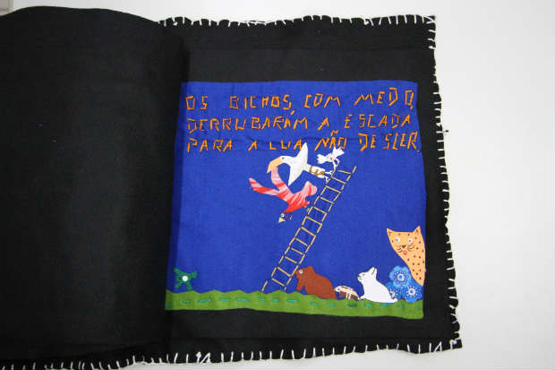 Linhas, tecidos e agulhas para a confeco do livro foram doados por pais e professores. Foto: Paulo Paiva/DP/D.A.Press (Paulo Paiva/DP/D.A.Press)