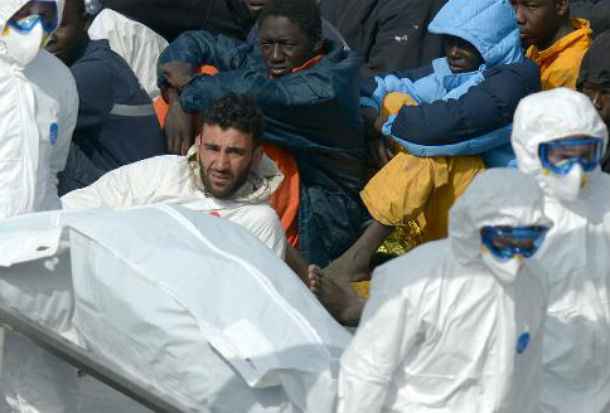 O capito Mohammed Ali Malek (C), suposto responsvel pelo naufrgio de embarcao com 800 imigrantes a bordo. Foto: Matthew Mirabelli/ AFP Photo 