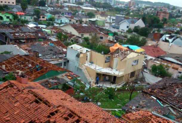 O nmero de feridos, de casas destelhadas e postes derrubados ainda no foram contabilizados pela Defesa Civil. Foto: Defesa Civil/ Divulgao