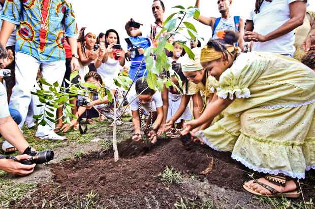 Cerimnia de plantio de uma muda de baob no giradouro dos Bultrins, em Olinda, reuniu a  comunidade Xamb e a Confraria do Rosrio dos Homens Pretos. Foto: Jedson Nobre/ Divulgao