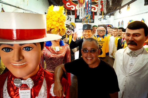 Silvio Botelho expe pela terceira vez seus bonecos gigantes na Estao Quatro Cantos. Foto: Aline Feitosa/ Divulgao