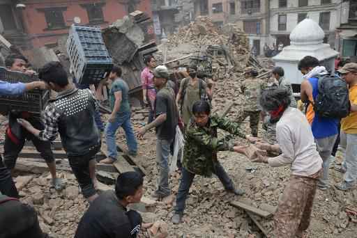 Pessoas participam de operaes de resgate em Katmandu, Nepal, aps terremoto
 AFP Prakash Mathema 