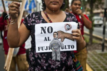 Em 22 de novembro de 2012, mulher protesta em Lima contra a possibilidade de indulto presidencial ao ex-presidente Alberto Fujimori
 AFP Ernesto Benavides 