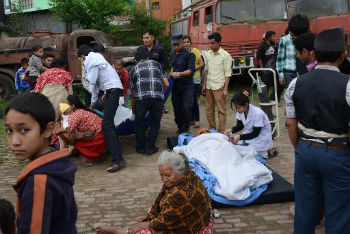 Socorristas transportam pessoa ferida aps terremoto no Nepal, em 25 de abril de 2015 em Katmandu
 AFP Prakash Mathema 