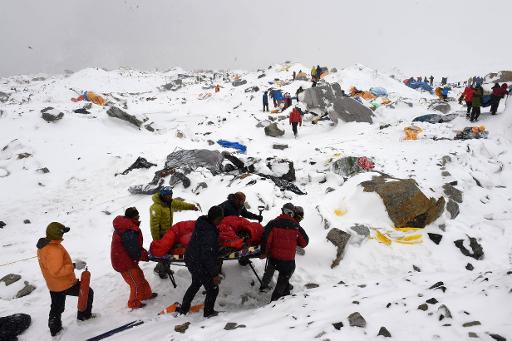 Equipes de resgate retiram ferido do acampamento base do Everest. FOTO: AFP Roberto Schmidt 