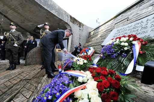 Premier croata, Zoran Milanovic , deposita coroa de flores em memorial . FOTO: AFP