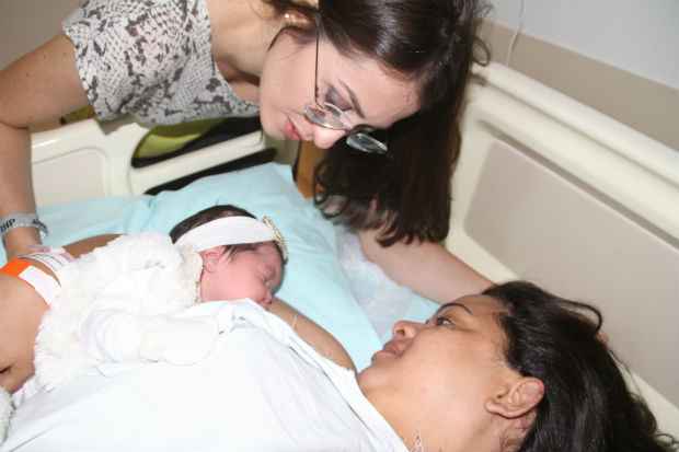 A jornalista Maira Morais e a fonoaudiloga Nathlia Lins procuraram uma clnica de reproduo assistida e realizaram o sonho de ter um beb. Foto: Arquivo pessoal