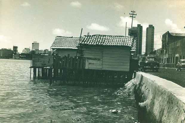 Mocambo construdo  margem do Capibaribe, na Rua da Aurora, antes do processo de urbanizao do Recife, que teve incio nos anos 40. Foto: Arquivo DP/ D.A.Press