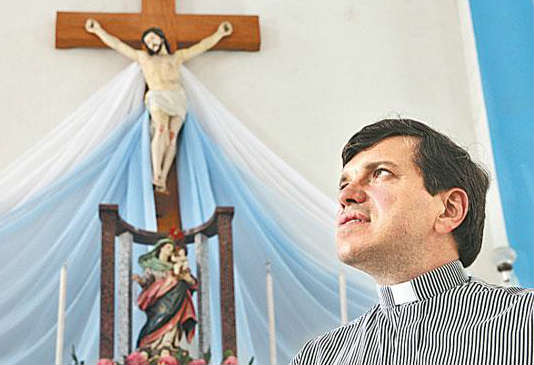Alm de administrador da parquia de Santo Amaro, em Jaboato dos Guararapes, ele apresenta o programa de rdio Encontro com Deus. Foto: Alcione Ferreira/DP/D.A Press