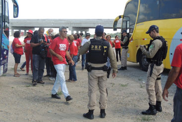 PRF parou nibus do Sintepe que seguia para protesto em Goiana (Veetmano Prem/AgnciaJCMazella)