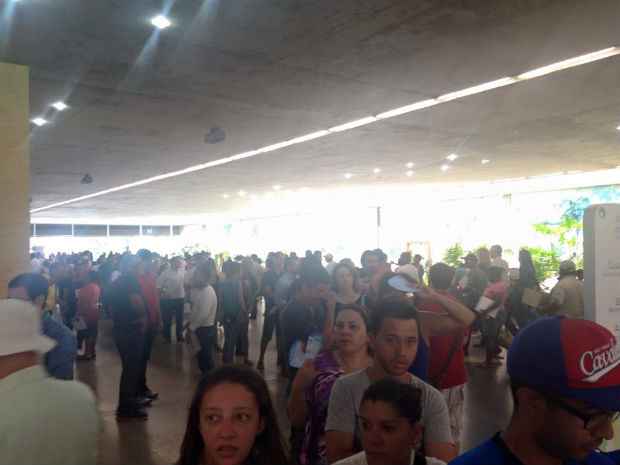 Uma fila com cerca de 400 pessoas tomou conta do Centro de Convenes. Foto: Milton Raulino/Facebook/Reproduo