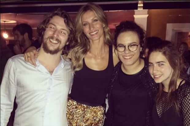Durante a celebrao, a modelo postou foto ao lado da cantora Maria Gad que se apresentou junto com sua banda. Foto: Instagram/Reproduo