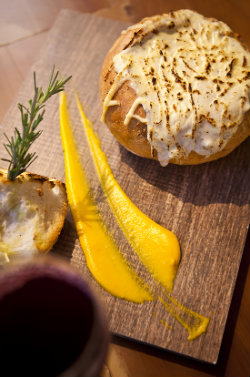 Pão italiano recheado com creme de gorgonzola é servido como petisco no Vaporetto. Foto: Peu Hatz/ Divulgação Pão italiano recheado com creme de gorgonzola é servido como petisco no Vaporetto. Foto: Peu Hatz/ Divulgação