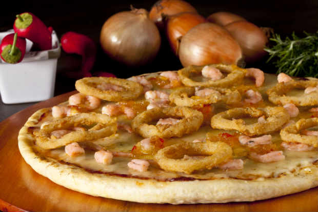 Pizza Caribenha é uma das mais de 20 opções de sabores oferecidas na Pizzaria Atlântico. Foto: Dante Barros/ Divulgação Pizza Caribenha é uma das mais de 20 opções de sabores oferecidas na Pizzaria Atlântico. Foto: Dante Barros/ Divulgação