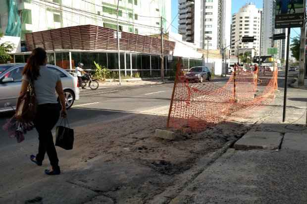 A Companhia de Trnsito e Transporte Urbano (CTTU),  informou que os condutores podem desviar no trecho da obra pela Avenida Boa Viagem. Foto: Mariana Fabrcio/DP/D.A Press.