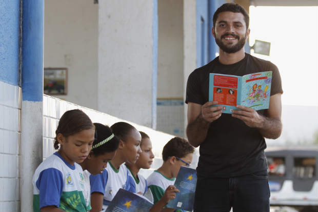 Professor leva alunos para espaos pblicos, como terminais de nibus, para que eles consigam "viajar na leitura" (Ricardo Fernandes/DP/D.A.Press)